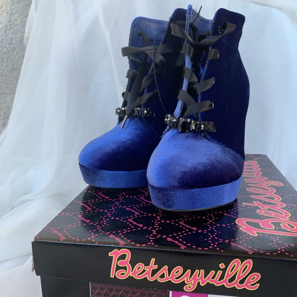 🌹New Listing🌹NWT NIB Betsyville “Gorgeous” Blue Velvet Lace Up Booties - Picture 9 of 12
